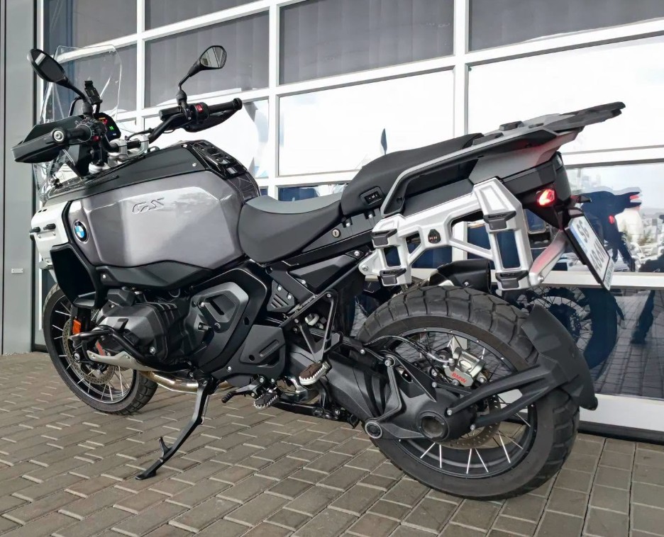BMW R1300 GS suspension rear view