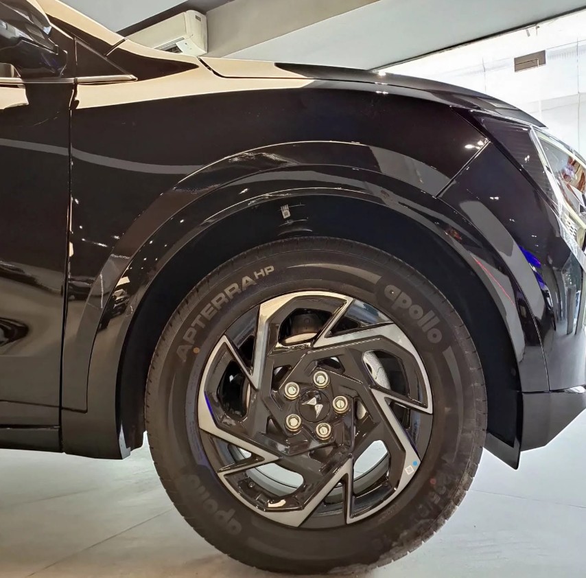 Mahindra 7xo 19 inch alloy wheel.jpg