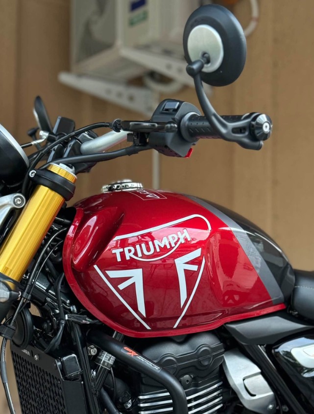 Triumph speed 400