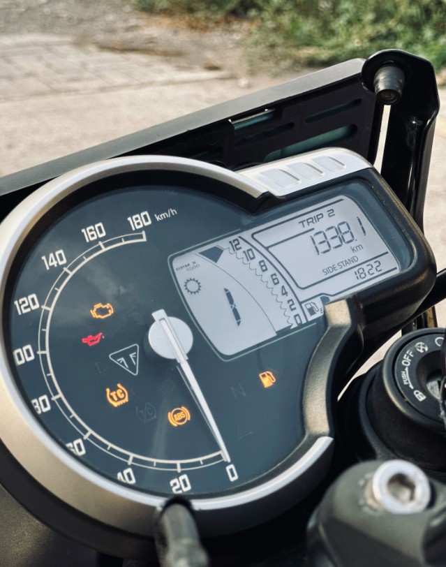 Triumph speed 400