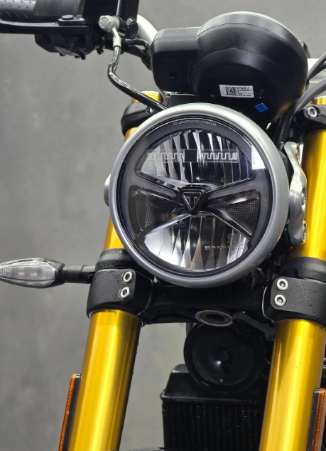 Triumph speed 400