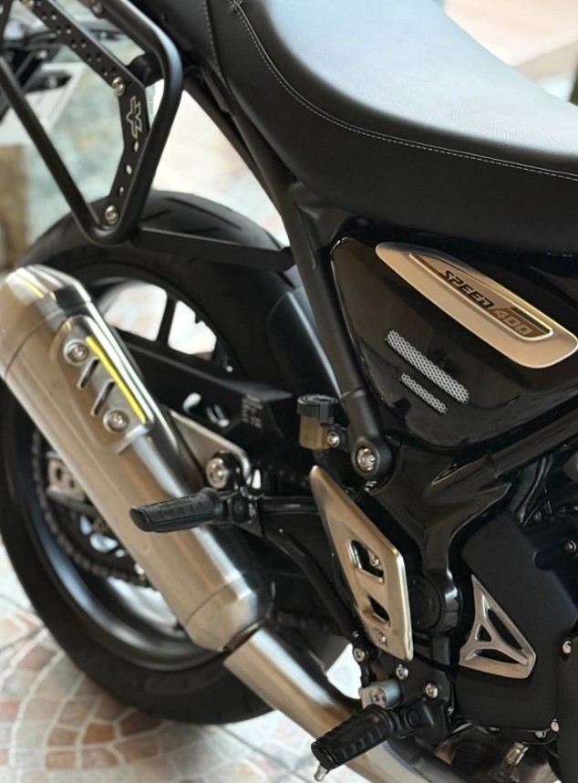 Triumph speed 400