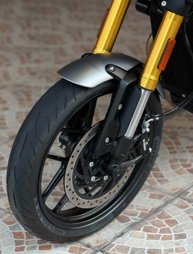 Triumph speed 400