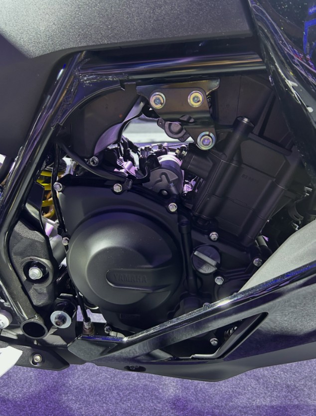 Yamaha R2 engine